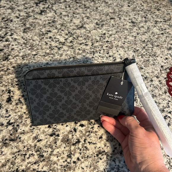 ❤️ NWT Kate Spade Medium Lzip Black Floral Wristlet Wallet ❤️ - Picture 2 of 9